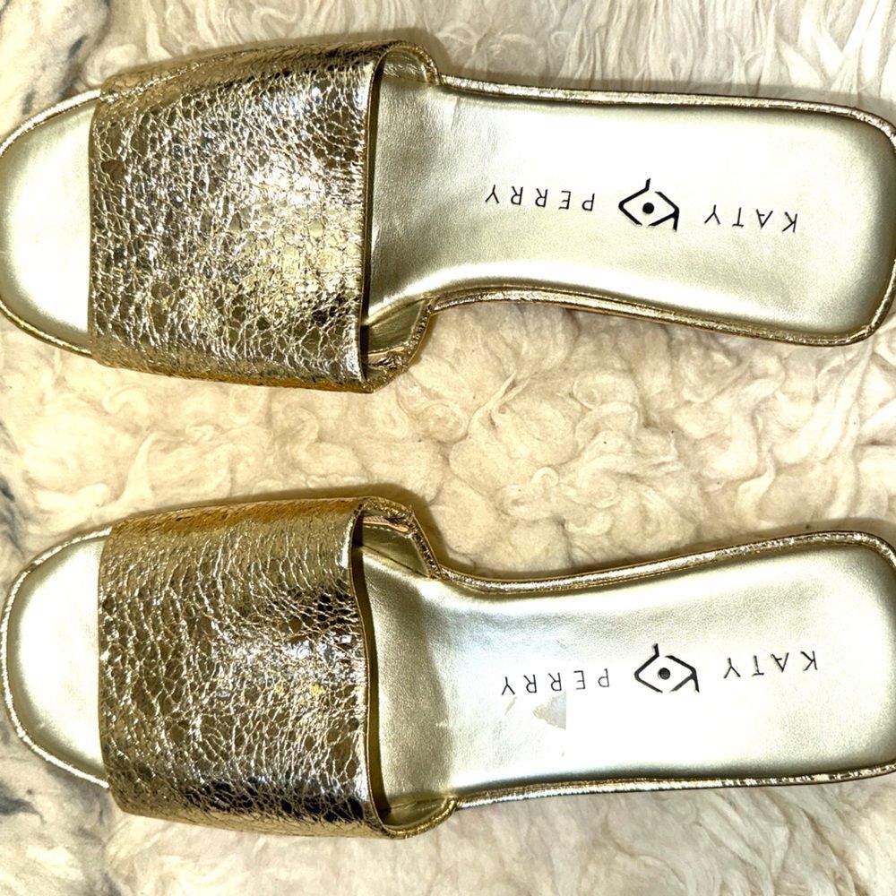 Katy Perry Women's The Busy Bee Slip-On Slide Sandal Gold size 8M - Picture 2 of 12